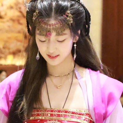 孙千的身材到底有多好？孙千蝴蝶结露背装上衣！(图1)