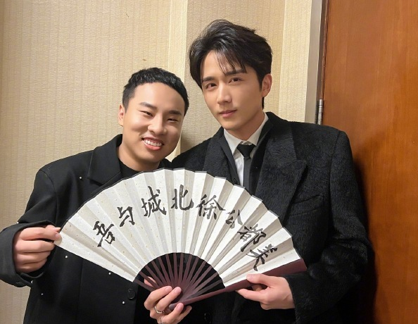 张新成和徐志胜拿扇子合照