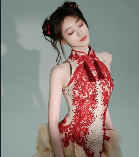 祝绪丹美女套图，祝绪丹超甜美可爱古风旗袍裙写真套图(图1)